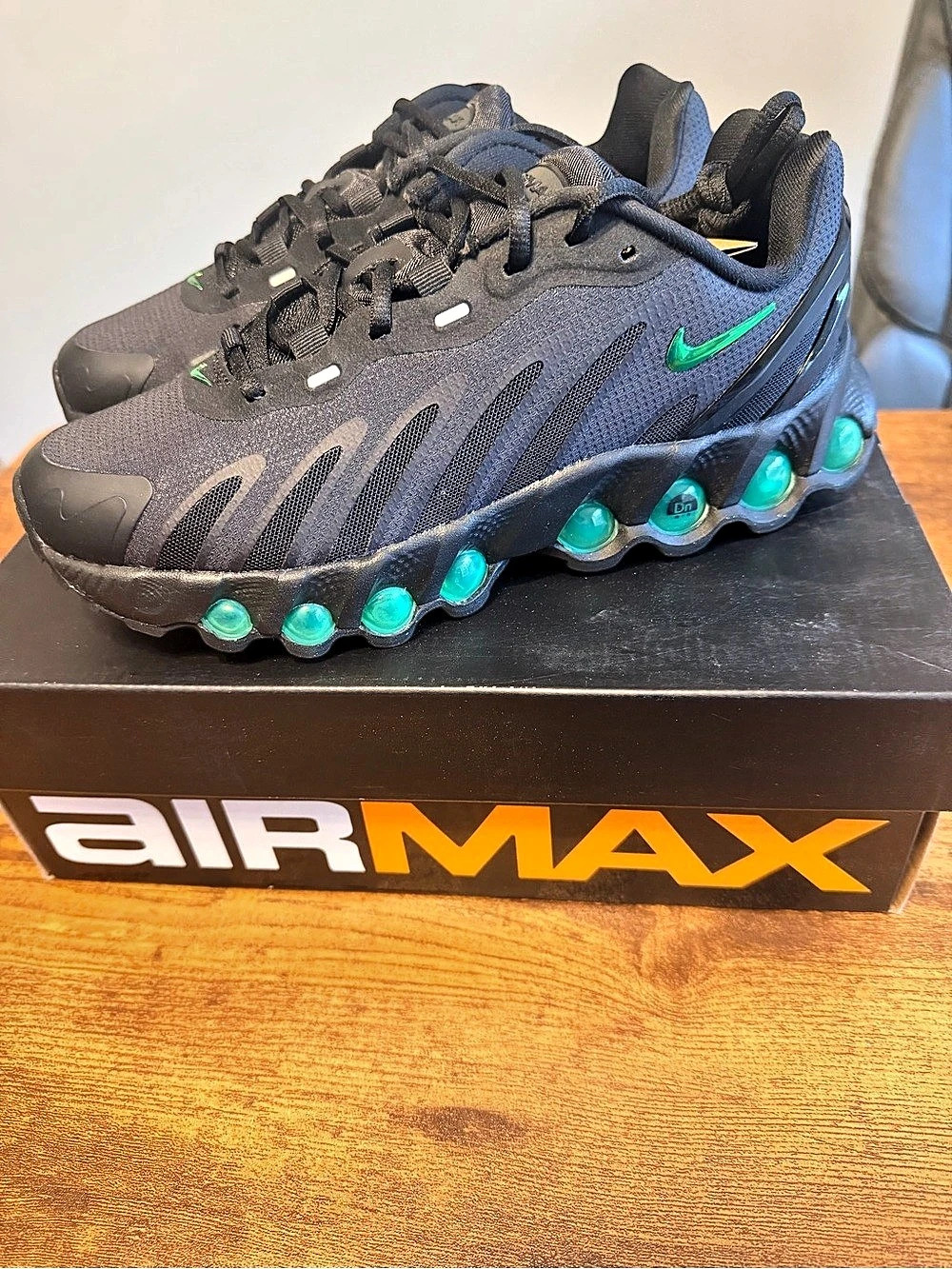 Nike Air Max Dn8 Sneakers Black & Green 4Y/5.5W